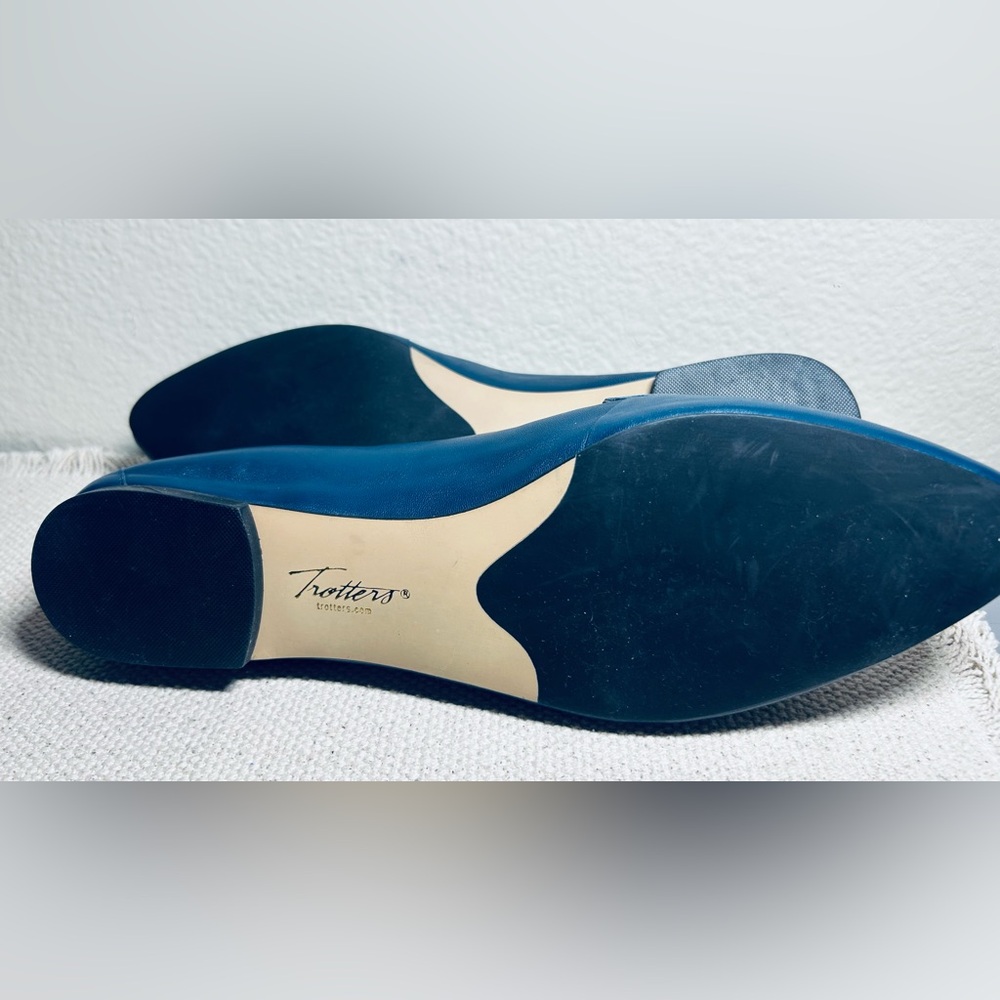 Trotters Classic Navy Flats - Picture 12 of 13